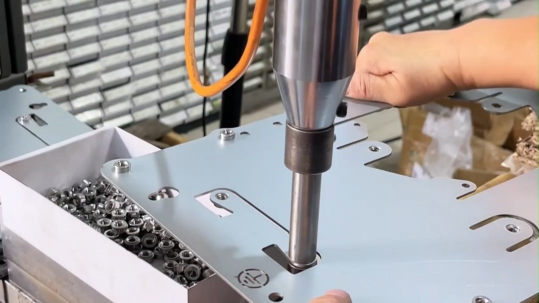 精密鈑金與木質(zhì)家具 現(xiàn)代制造中的精密與溫潤(rùn)