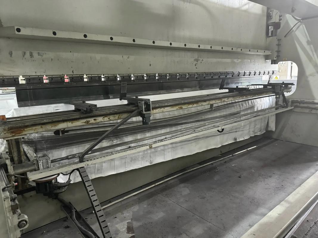 鋁單板與木質家具制造設備升級 6米與4米固肯數(shù)控折彎機、雕刻機及剪板機應用解析